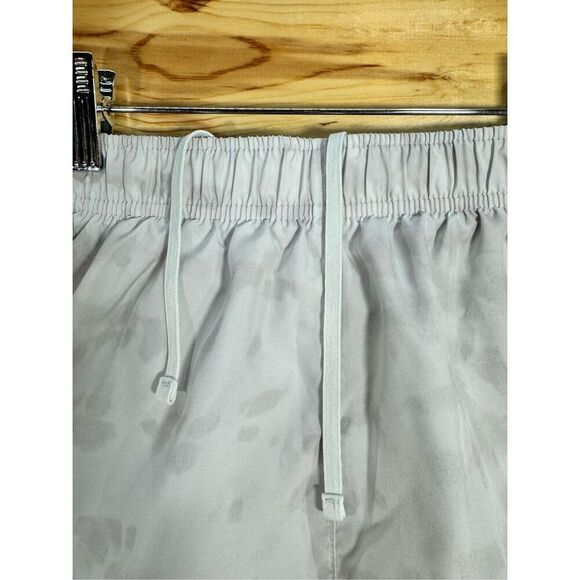 Nike Women's Size XS Surf to Sport Tempo Running Short Platinum Tint AQ5682-094 - Picture 5 of 11